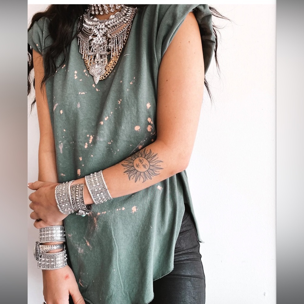 PEBBY FOREVEE SIDE SLIT TEE